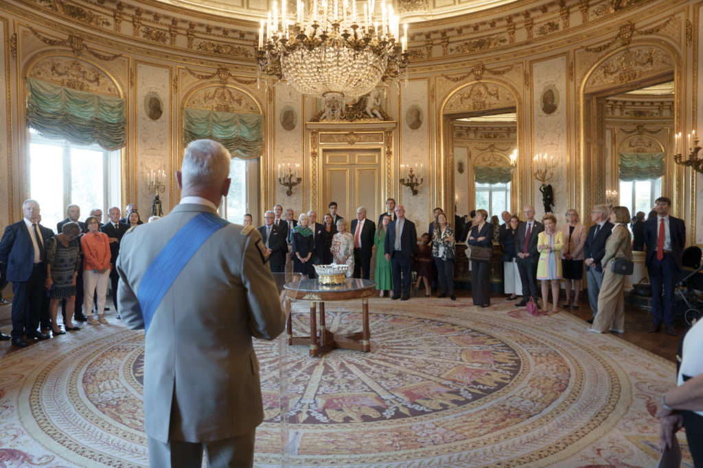 Le général François Lecointre s’adresse aux invités, en présence d’Anne Gouin.